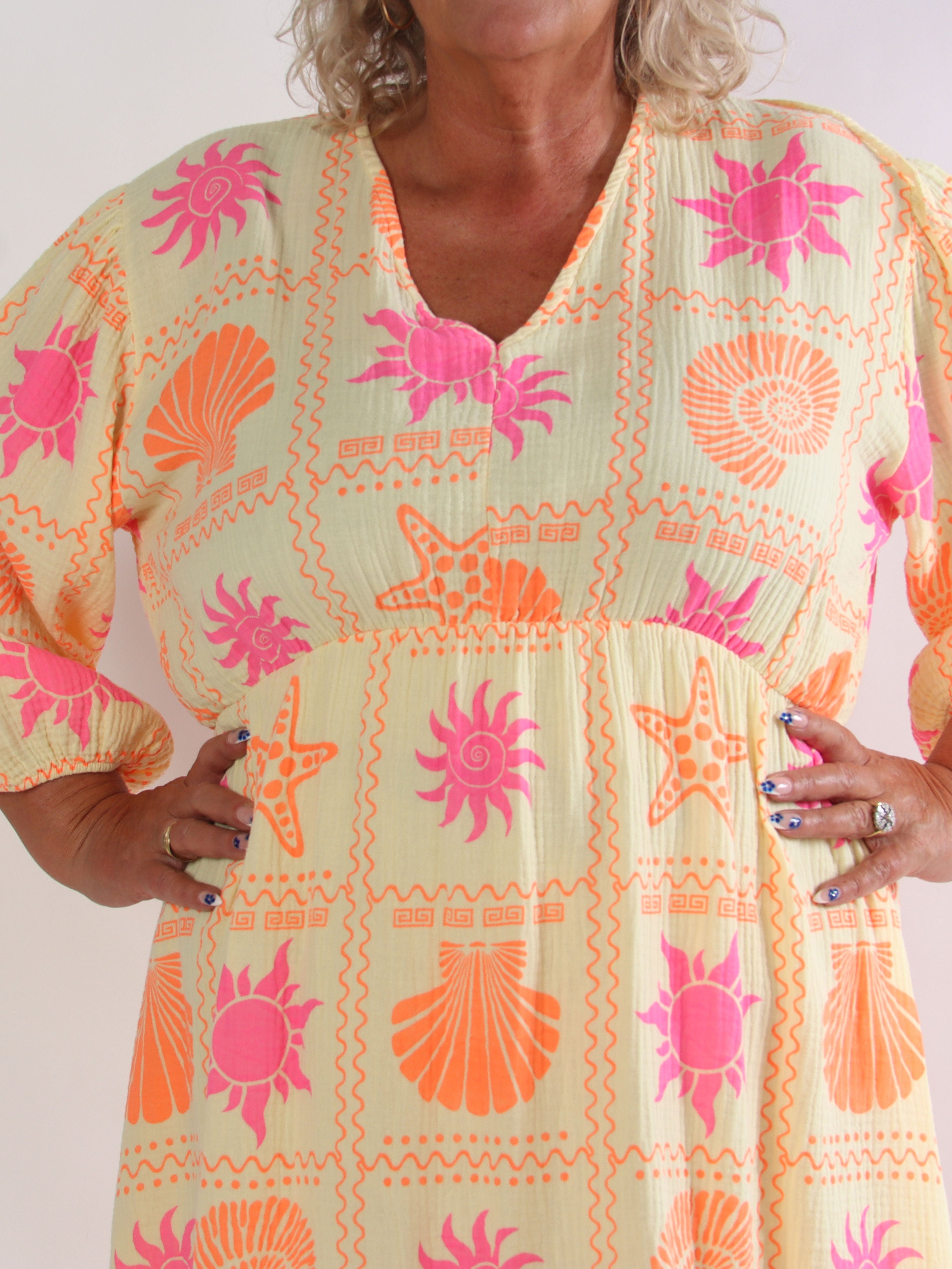 Jasmin - Lang plus size kjole i blød musselinstof med farverige motiver